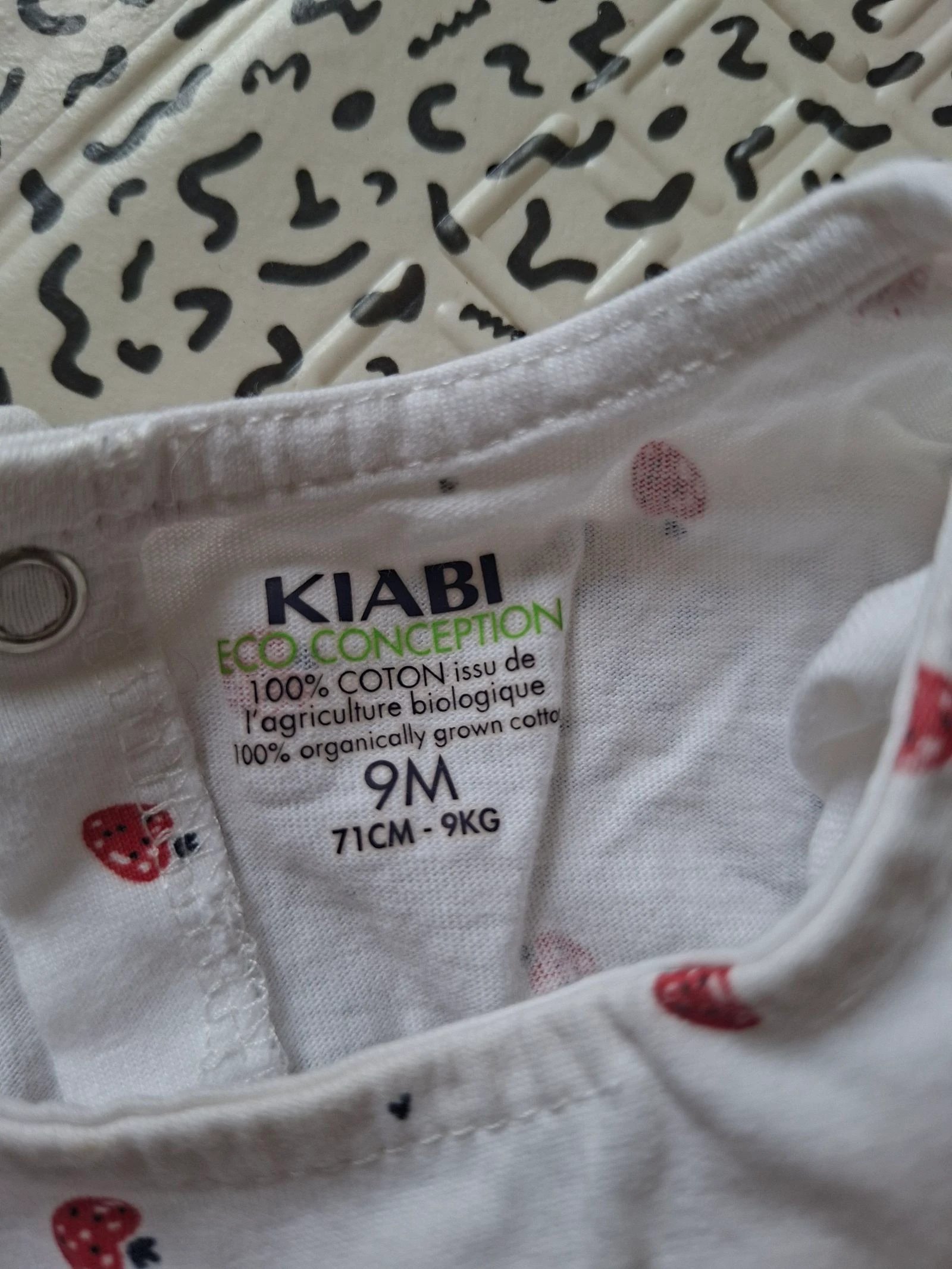 T-shirt bebê menina Kiabi 9 meses 71 cm algodão orgânico branco morangos mangas com babado – photo 3